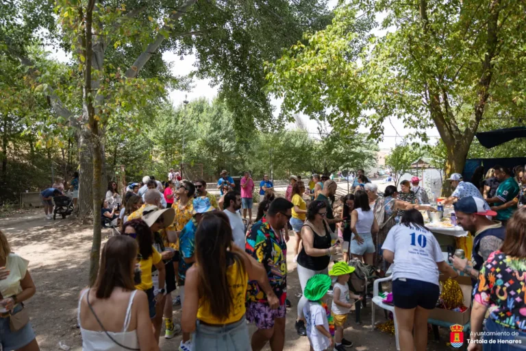 Tórtola disfruta del vermú y del tobogán acuático infantil