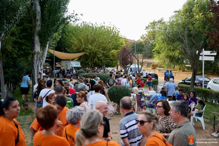 Más de 550 vecinos disfrutan de la primera cena popular de las Fiestas de Verano 2026