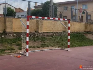 El Ayuntamiento de Tórtola instala nuevas porterías en las pistas de la Escuela Infantil