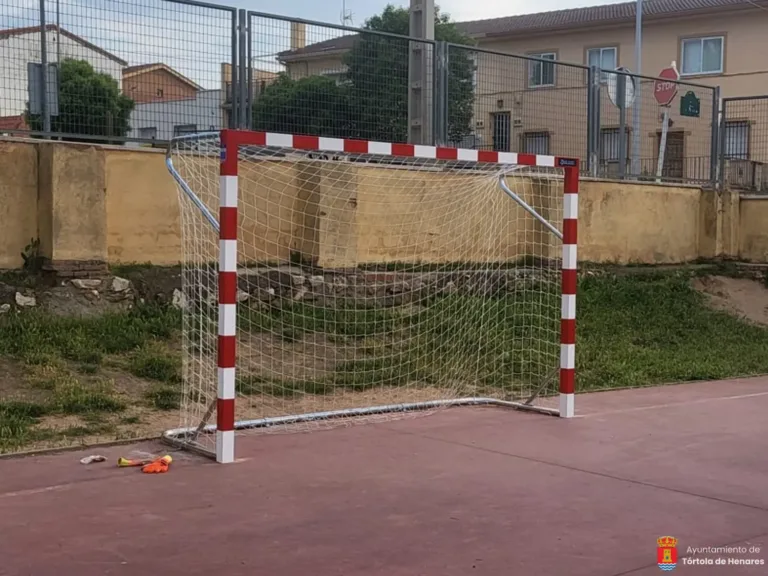 El Ayuntamiento de Tórtola instala nuevas porterías en las pistas de la Escuela Infantil