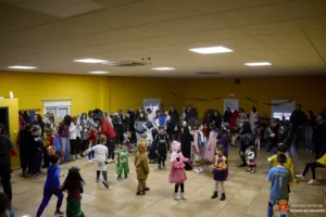 El centro municipal «El Horno» se rinde a la fiesta en el tardeo de disfraces de carnaval