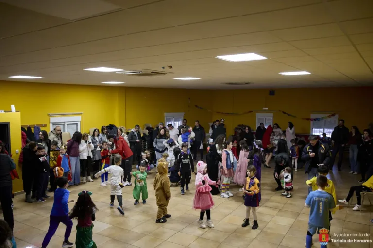 El centro municipal «El Horno» se rinde a la fiesta en el tardeo de disfraces de carnaval