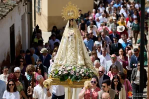 La Virgen de la Cuesta procesiona en Tórtola arropada por cientos de fieles en su Día Grande