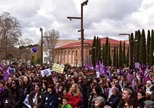 Una docena de mujeres de Tórtola participan en la manifestación del 8M en Guadalajara