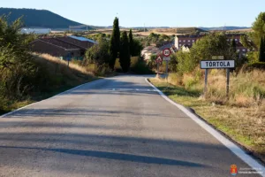 La carretera GU-192 mejora su seguridad con el pintado de las líneas de delimitación de la calzada