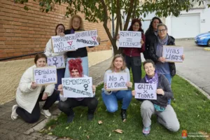 Tórtola conmemora el Día de la Mujer con una creativa lluvia de reivindicaciones en «El Horno»