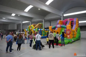 Los hinchables infantiles ponen el broche final a las fiestas de mayo en Tórtola