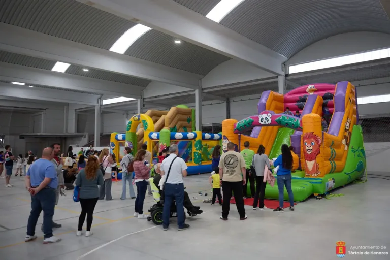 Los hinchables infantiles ponen el broche final a las fiestas de mayo en Tórtola