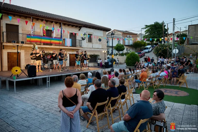 Klandestinos Brass Band inaugura con éxito el ciclo veraniego «Ritmos en la Plaza» en Tórtola