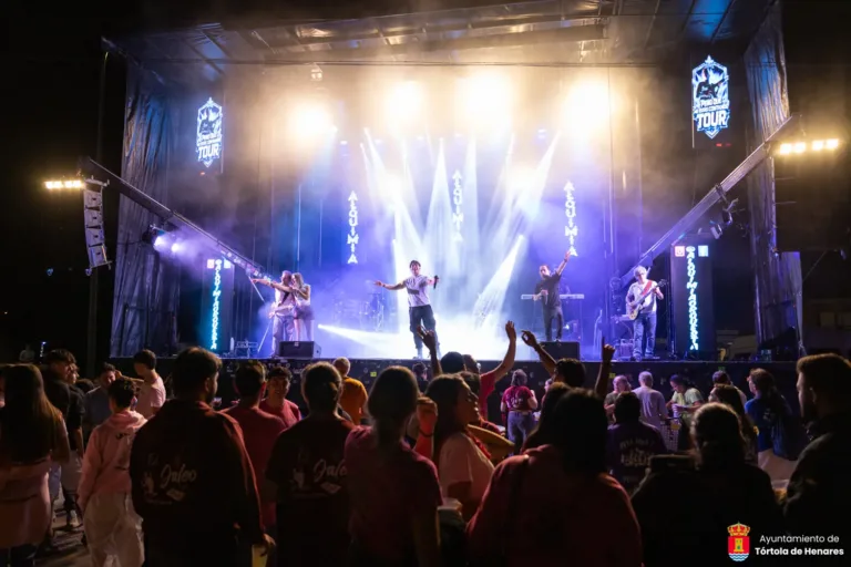 El pintacaras festivalero y la orquesta Alquimia llenan de color y música la jornada en Tórtola