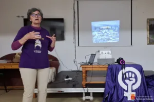 Una veintena de mujeres reivindican una medicina que “tenga en cuenta” las diferencias de género en un espacio no mixto