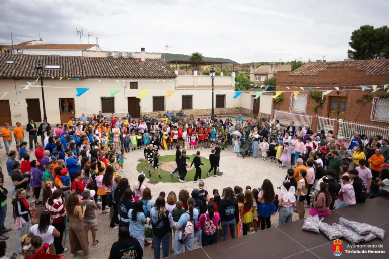 Los disfraces infantiles llenan de color y diversión las fiestas en Tórtola