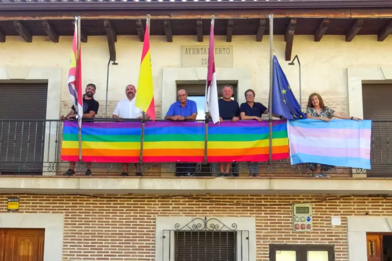 Tórtola de Henares muestra su compromiso con la diversidad con la bandera arcoíris en el Ayuntamiento