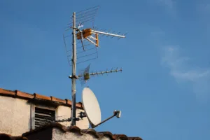 El Ayuntamiento refuerza el mantenimiento de la antena colectiva de televisión