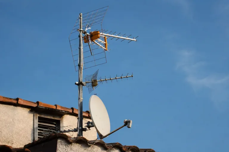 El Ayuntamiento refuerza el mantenimiento de la antena colectiva de televisión
