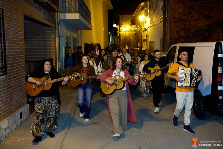 Tórtola recupera la esencia de los Mayos con la Rondalla Santa Catalina