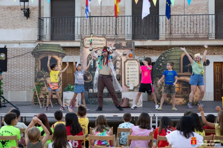 Tórtola disfruta del teatro ambiental con «El observatorio fantástico de criaturas y mundos en alerta»