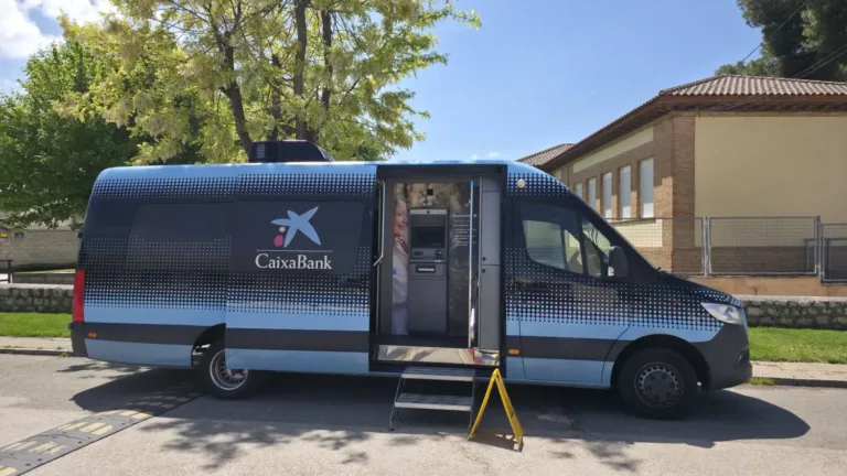 Oficina móvil de CaixaBank, en Tórtola de Henares, el 25 de mayo de 2026