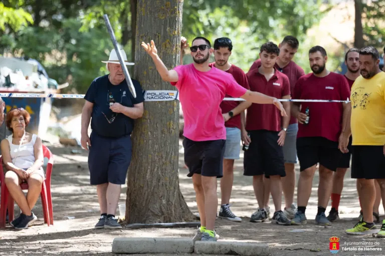 Tórtola disfruta de la gymkana infantil y el concurso de lanzamiento de barra castellana