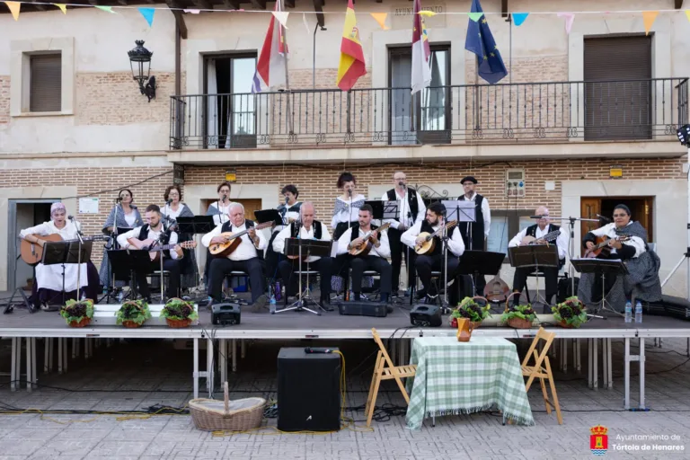 La Rondalla Santa Catalina y el Grupo de Baile Chambra llenan de música y tradición la Plaza de España